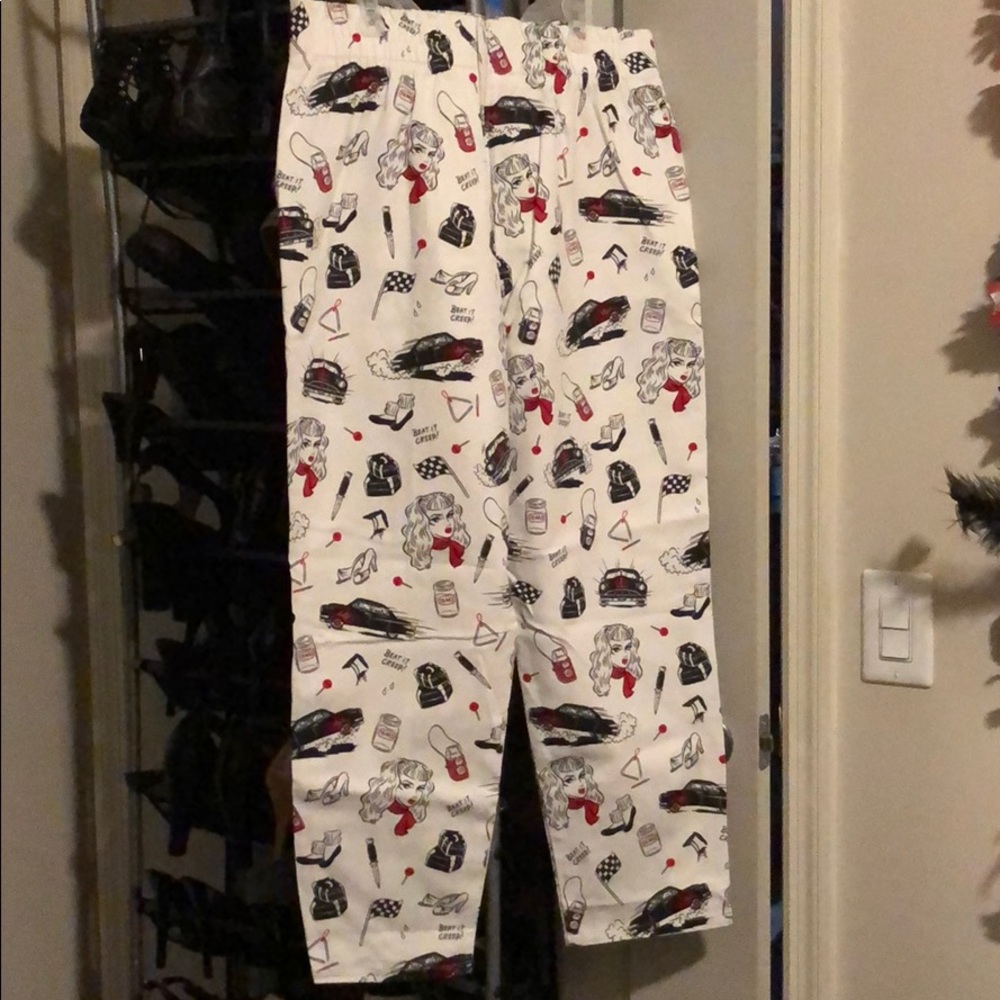 Pinup Couture White Cropped Pants with Retro Print - Picture 2 of 6